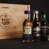 4 expressions miniatures de Whisky près d'un coffret en bois