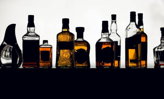 bouteilles de whisky single malt alignées à contre-jour